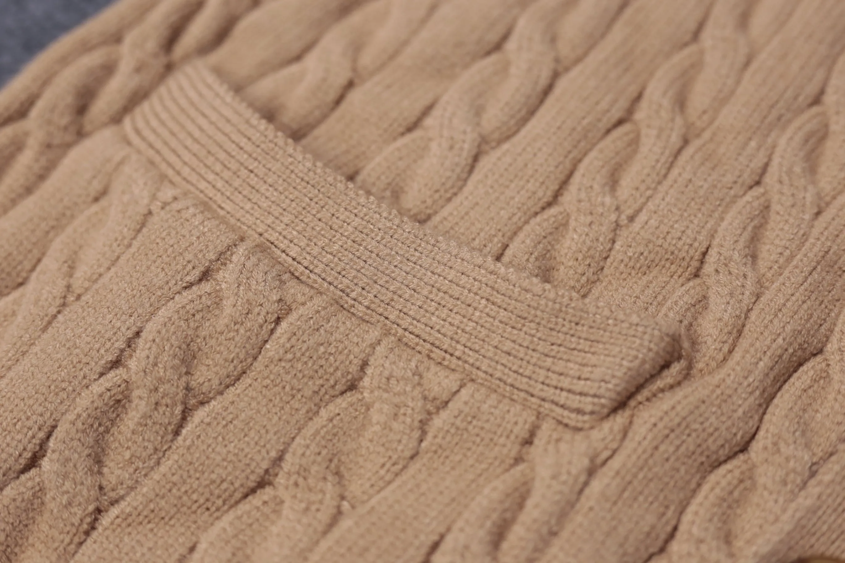 P300 style number D06) 2025 Ralph Lauren #ootddailywear #秋winter sweater #knitwear wear #ralph lauren sweater #can be worn by both men and women. Finally, after the Ralph men's twist sweater full-zip bra top is available, it is finally here. The most popular sweater full-button bra top is a limited edition every year. There will not be many styles in the store! Ralph Lauren Men's Button Twist Open Chest Sweater [The shape is really nice. It can be worn alone or as a jacket. It can also be worn with a shirt underneath ~ 100% pure cotton #Practical wear. Colors, white, navy blue, khaki, gray, size S to XL